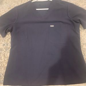 Women’s FIGS one pocket top